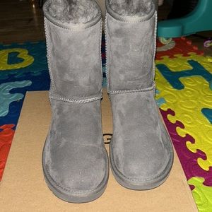 Grey classic short UGGS